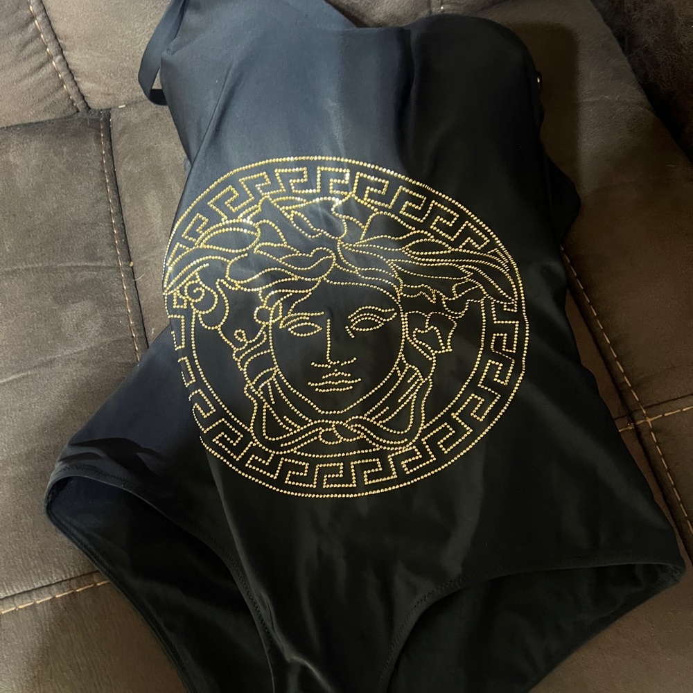 Versace - Picture 8 of 11